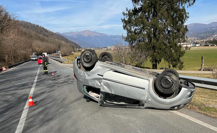 Auto si ribalta sulla statale tra Germignaga e Mesenzana, ferito 19enne
