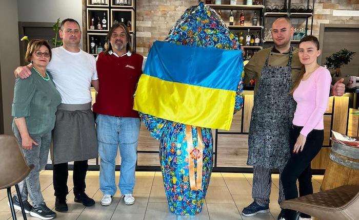 Luino, un uovo di gigante Pasqua in dono per i bambini ucraini