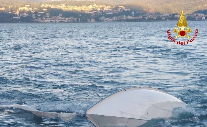 Vento forte sul lago Maggiore: barca a vela si capovolge, due persone salvate