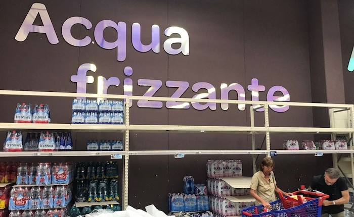 Varesotto, nei supermercati bottiglie di acqua frizzante con il contagocce