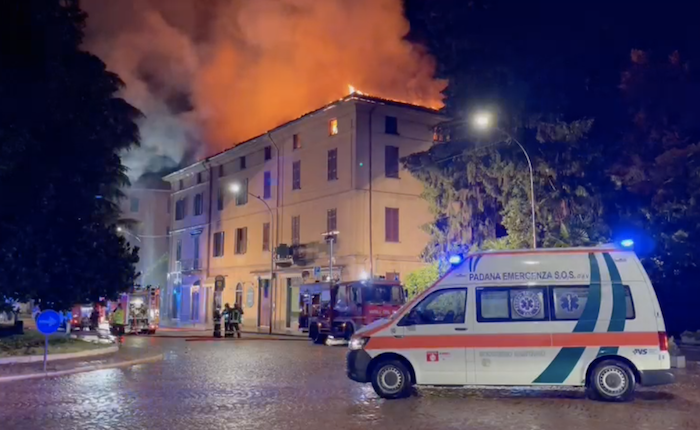 Un fulmine colpisce un palazzo nel centro di Luino, in fiamme il tetto. Diversi evacuati