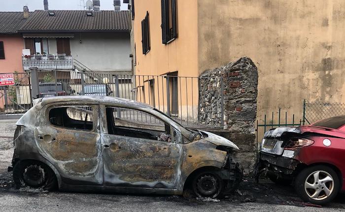 Luino, due i denunciati per la notte di follia tra fiamme e danni ad auto e ad una barca