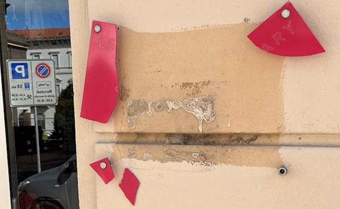 Ancora atti vandalici nel centro storico di Luino, «Siamo esasperati»