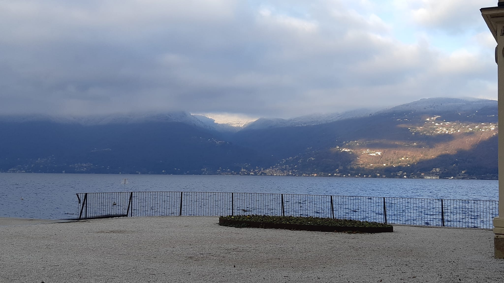 Luino Notizie | L'inverno avvolge il lungolago di Luino, la foto è di