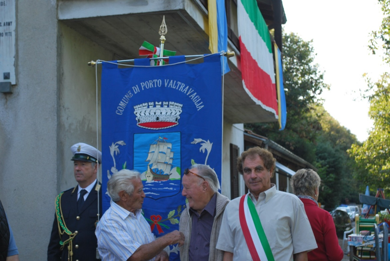 Danilo Filius al centro, alla sua sinistra il partigiano Federico Marelli e alla sua destra l’attuale sindaco di Porto Valtravaglia, Ermes Colombaroli