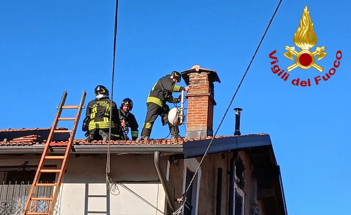 Incendio a Ferrera, vigili del fuoco in azione: canna fumaria in fiamme