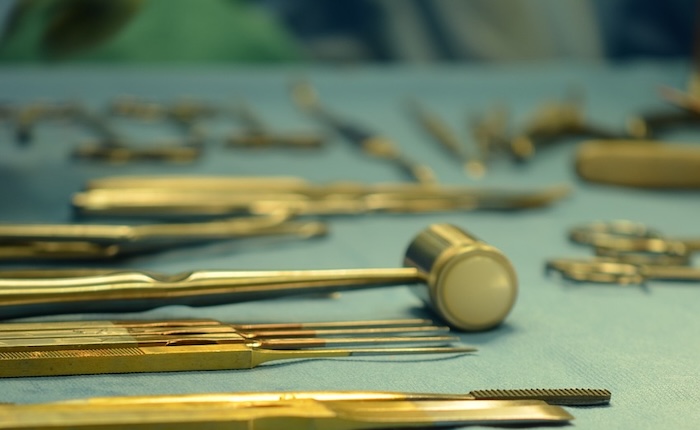 Medico autopsia chirurgo