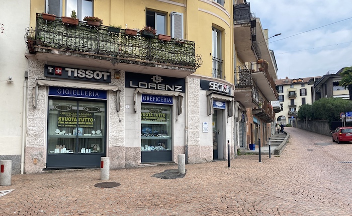 La storica Gioielleria Massa di Luino saluta i clienti con una svendita totale