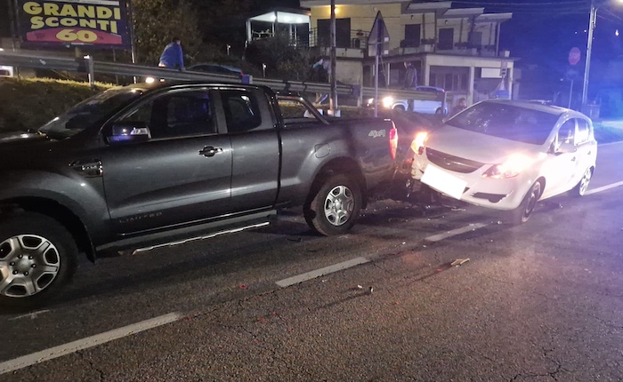 Scontro tra auto e moto a Mesenzana, tre persone coinvolte