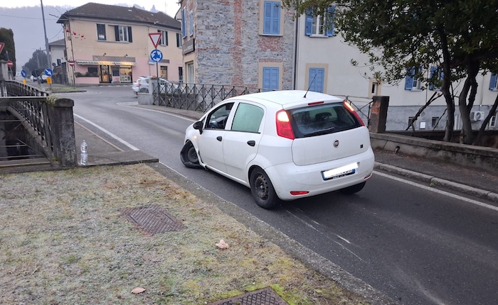 Auto fuori strada a Laveno, coinvolta una 39enne