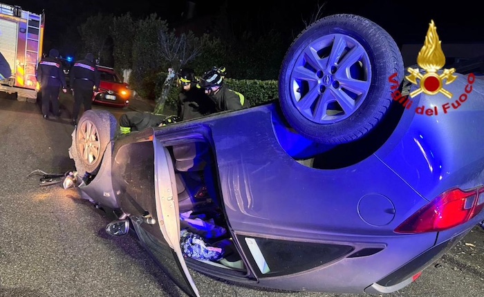 Auto si ribalta nella notte a Orino: ferito un uomo di 65 anni