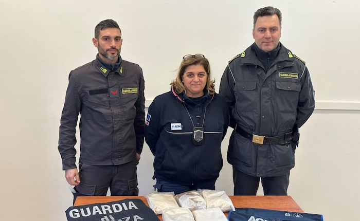 In auto in dogana con oltre 5kg di eroina, arrestata una coppia