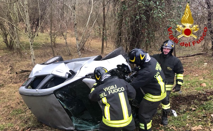 Auto si ribalta sulla Provinciale 32 tra Brebbia e Travedona, ferita una 20enne