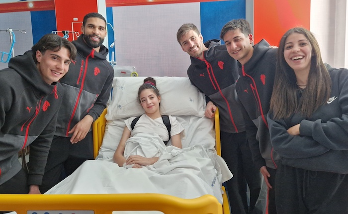 Varese, il Milan in Pediatria al Del Ponte: Loftus-Cheek e Gabbia incontrano i bambini