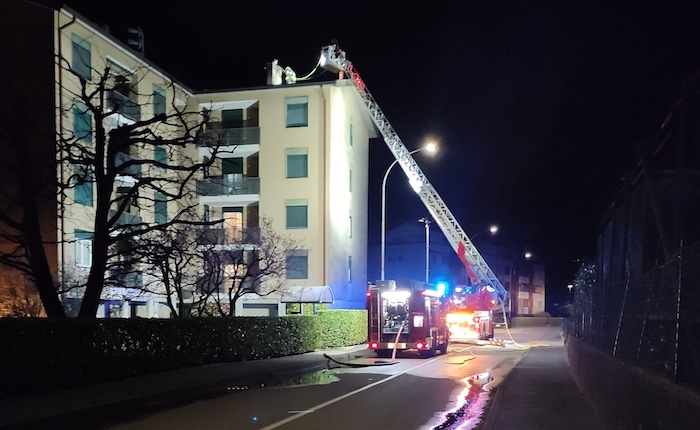 Luino, incendio in una canna fumaria a Voldomino: intervento dei vigili del fuoco