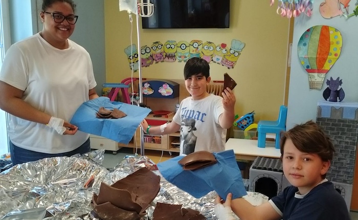 Pasqua in ospedale, uova giganti e sorrisi: festa nei reparti pediatrici del Varesotto