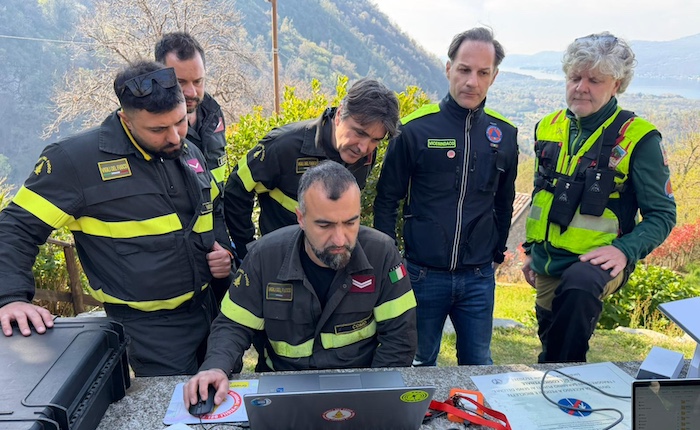 Incendio nei boschi di Laveno, ancora fiamme: in azione due elicotteri e squadre da terra