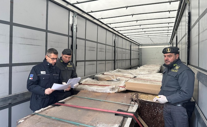 Sequestrato in dogana tir con 24 tonnellate di rifiuti diretti in Europa