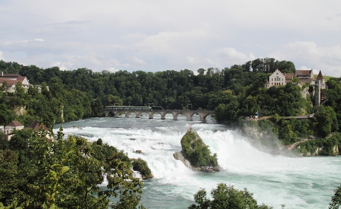 Domenica 7 giugno da Luino alle Cascate del Reno a bordo di un treno storico