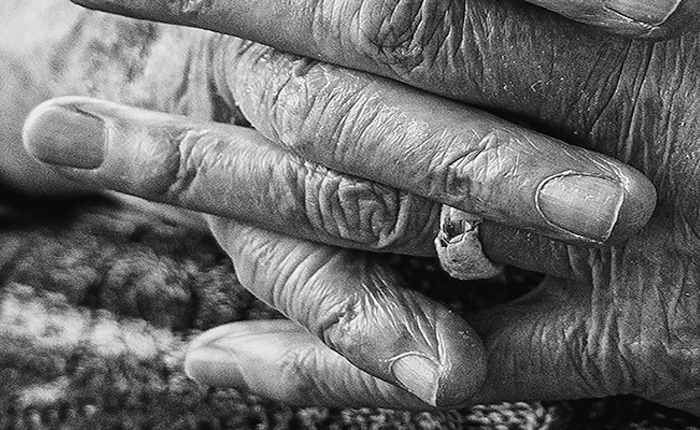 Comi di Luino, una fotografa trasforma il silenzio degli anziani in ritratti da esporre a Milano