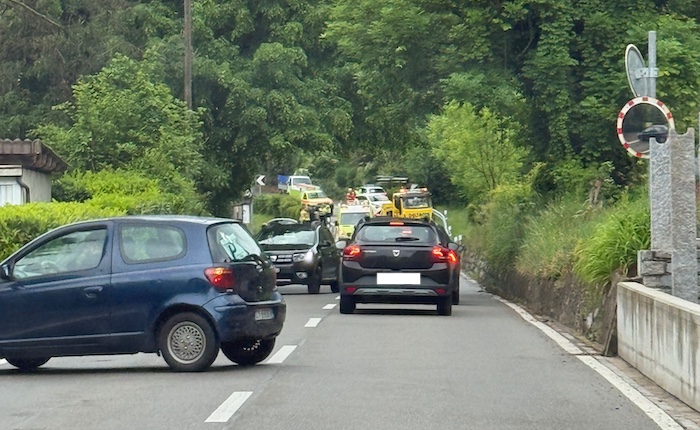 Auto fuori strada tra Monteggio e Fornasette, strada chiusa e traffico in tilt al confine