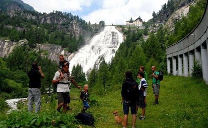 Con il caldo torna lo spettacolo della Cascata del Toce: una delle gite fuori porta più amate
