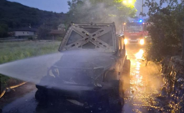 Auto in fiamme a Brenta: intervento dei Vigili del Fuoco in via Verdi