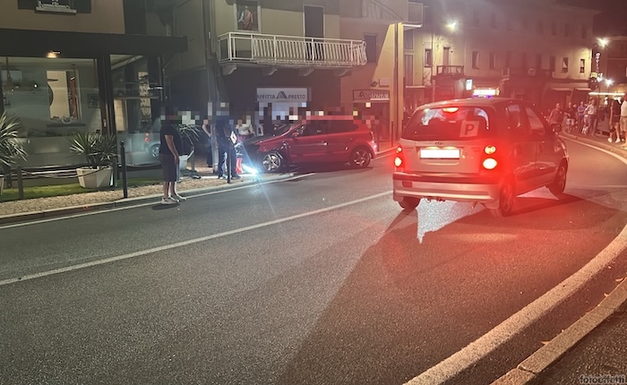 Luino, giovane perde il controllo dell'auto e travolge i paletti di un marciapiede