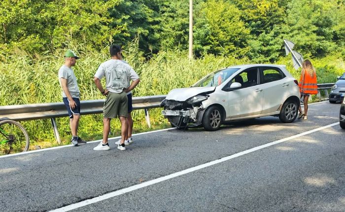 Mesenzana, auto contro il guardrail: sfiorati due ciclisti