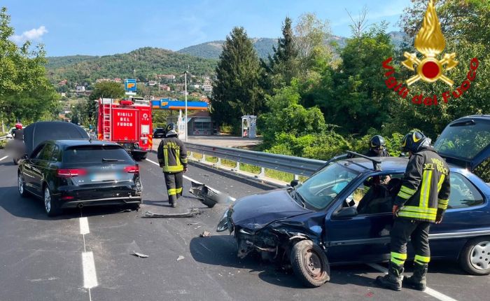 Gavirate, scontro tra due auto lungo la strada che costeggia il lago
