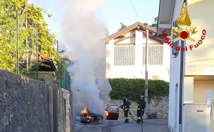 Induno Olona, auto avvolta dalle fiamme: intervengono i Vigili del Fuoco