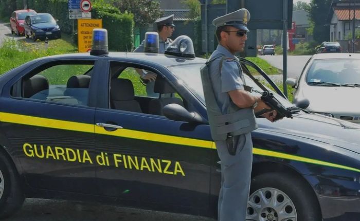 Varese, il “camper della droga” nei boschi: sequestrati oltre 70 chili di stupefacenti