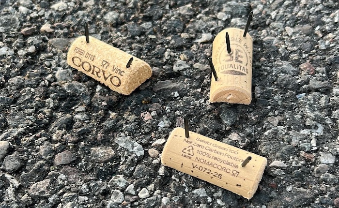 Luino, «Tappi con chiodi rivolti verso l’alto nel parcheggio, pericolo enorme»