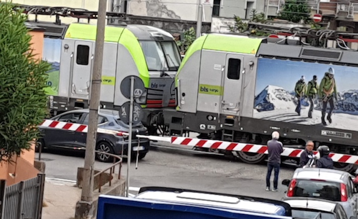 Luino, auto resta bloccata al passaggio a livello: tragedia sfiorata, treno passa lentamente