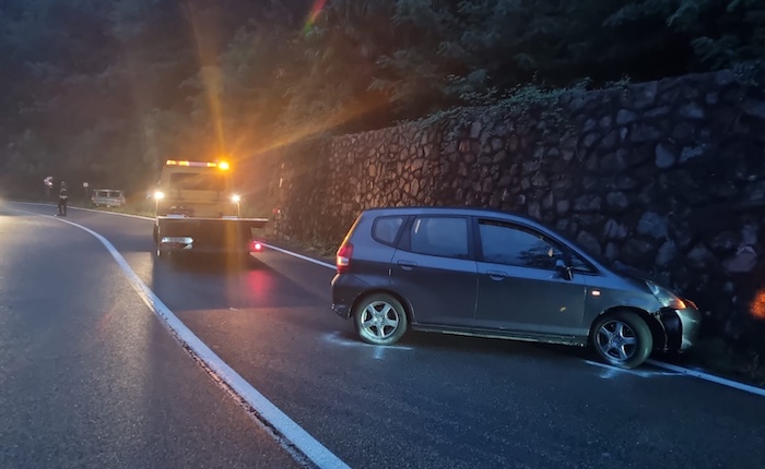 Maccagno, perde il controllo dell’auto e finisce contro un muro sulla statale