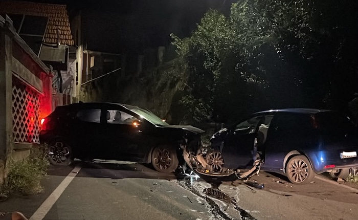 Frontale tra due auto tra Luino e Porto: 50enne in codice rosso in ospedale