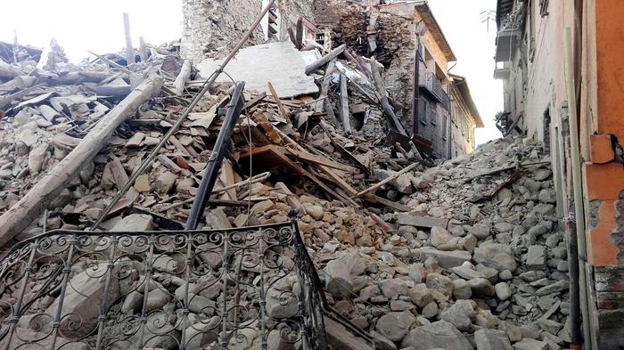Cumuli di macerie ad Amatrice dopo la scossa di terremoto (ANSA/ LUCA PROPERI)