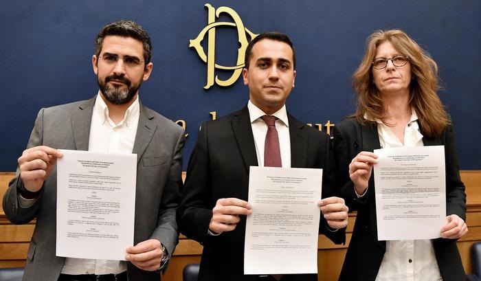 M5s: "Basta vitalizi". Di Maio presenta la riforma delle pensioni parlamentari