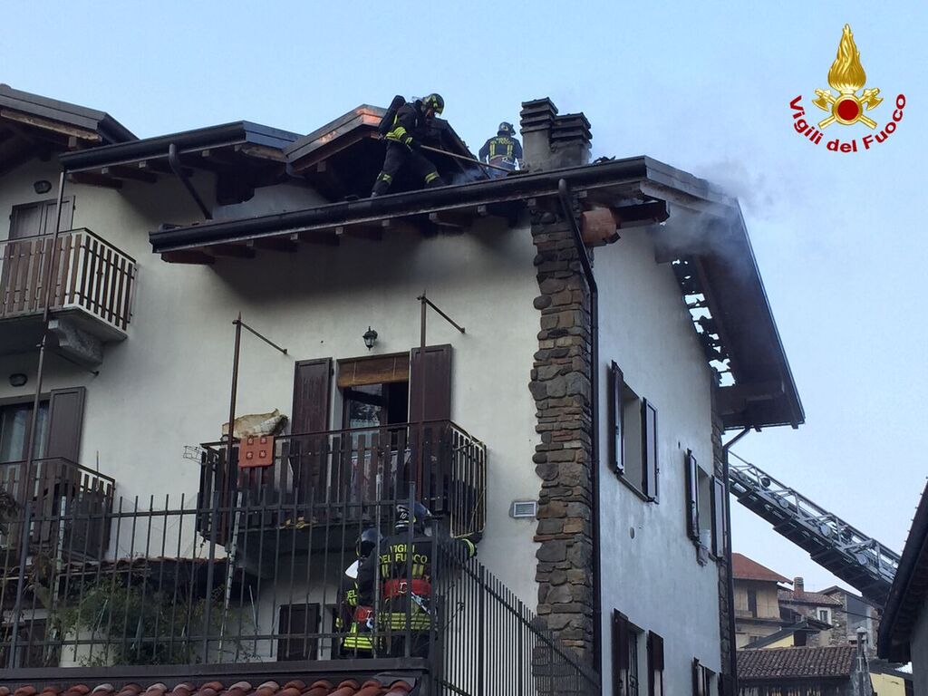 Mesenzana, un incendio distrugge il tetto di una casa