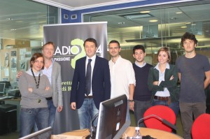 Matteo Renzi, insieme ad alcuni ragazzi tra cui Massimo Brugnone, ospite a Radio24