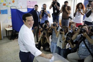 Alexis Tsipras ai seggi questa mattina (ANSA/AP Photo/Petros Karadjias)