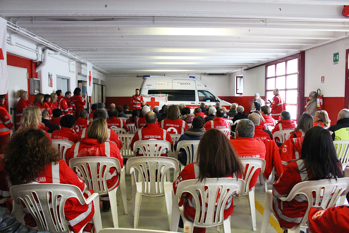 CRI Luino: inaugurata l'ambulanza dedicata a Ivano Gatta. Numerosi riconoscimenti ai volontari (Foto)