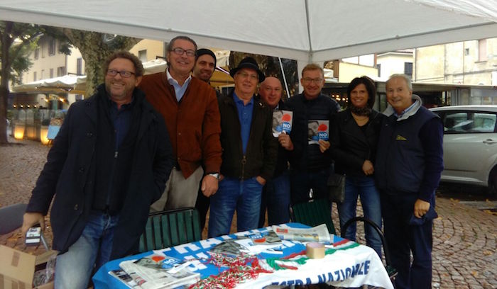 Luino, Fratelli d'Italia in piazza per dire "No al Referendum". Tra loro anche il sindaco Pellicini