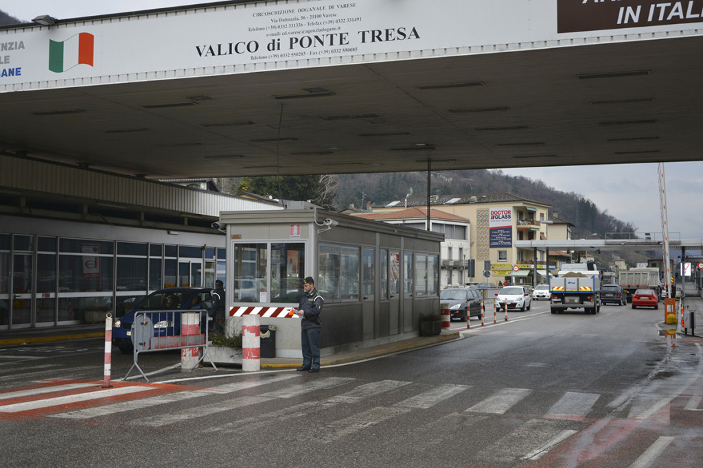 La GdF di Luino arresta spacciatore in fuga sul ponte del valico "Ponte Tresa". Aveva con sé 140g di eroina e 3mila franchi