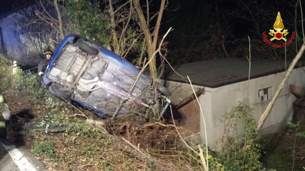 Cocquio Trevisago: auto si ribalta e finisce fuori strada, muore 19enne