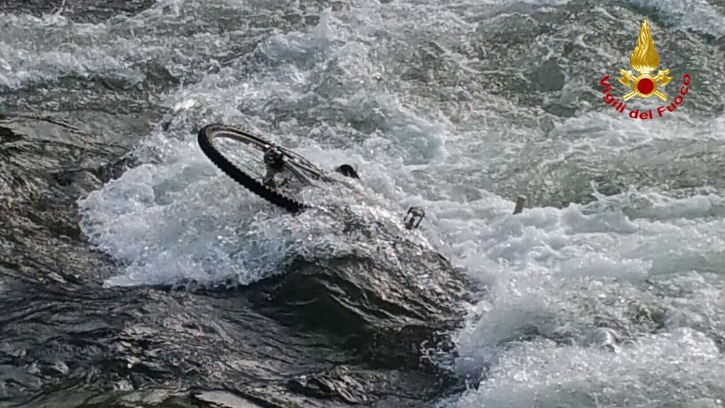 Luino, i Vigili del Fuoco al lavoro sul Tresa con un gommone da rafting