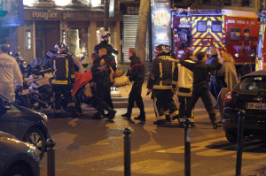 Un uomo ferito soccorso fuori dal Bataclan, Parigi, 13 novembre 2015. (Thierry Chesnot/Getty Images)