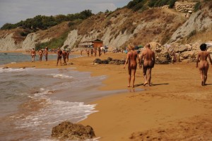 La più antica spiaggia naturista italiana, sorta nel 1984 in provincia di Crotone (pizzogreco.com)
