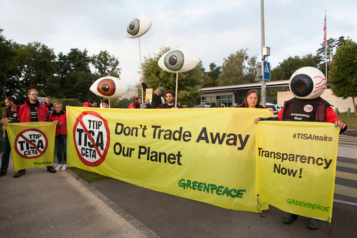 Action against TiSA in Switzerland STOPP TiSA: Greenpeace Protest gegen geheime TiSA-Verhandlungen bei der US-Mission in Genf