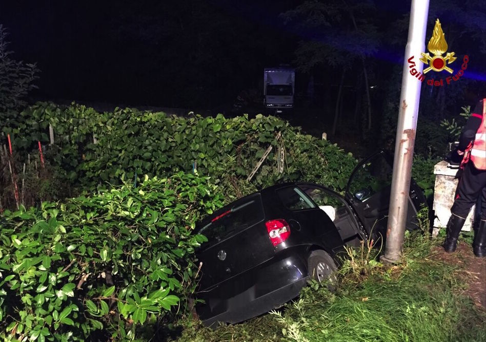 Mesenzana, auto finisce fuori strada sulla provinciale. Tre ragazzi in Ospedale
